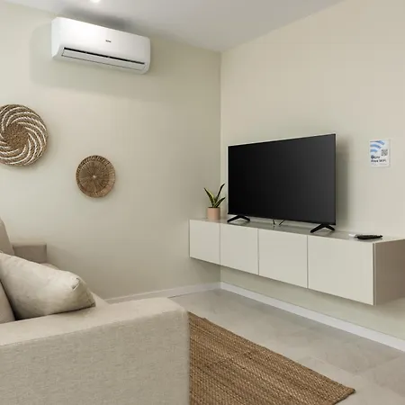 41 - Private Airport, Beach&city Center Pensión 4*